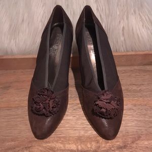 NWOT Prevata Italy suede & nylon stretch pump, flower mot…Sz8
